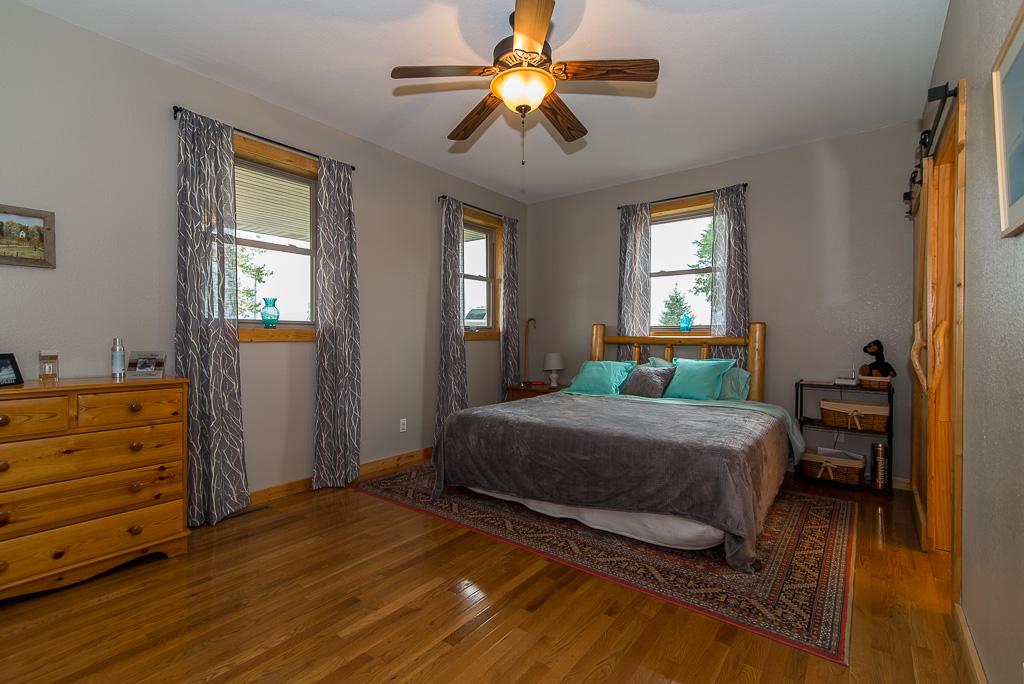 main floor master bedroom - Lake Homes and Farms Realty